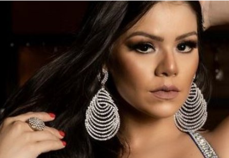 لورديانا تنشر صورة شبه عارية وتقدم سؤالاً لمتابعيها